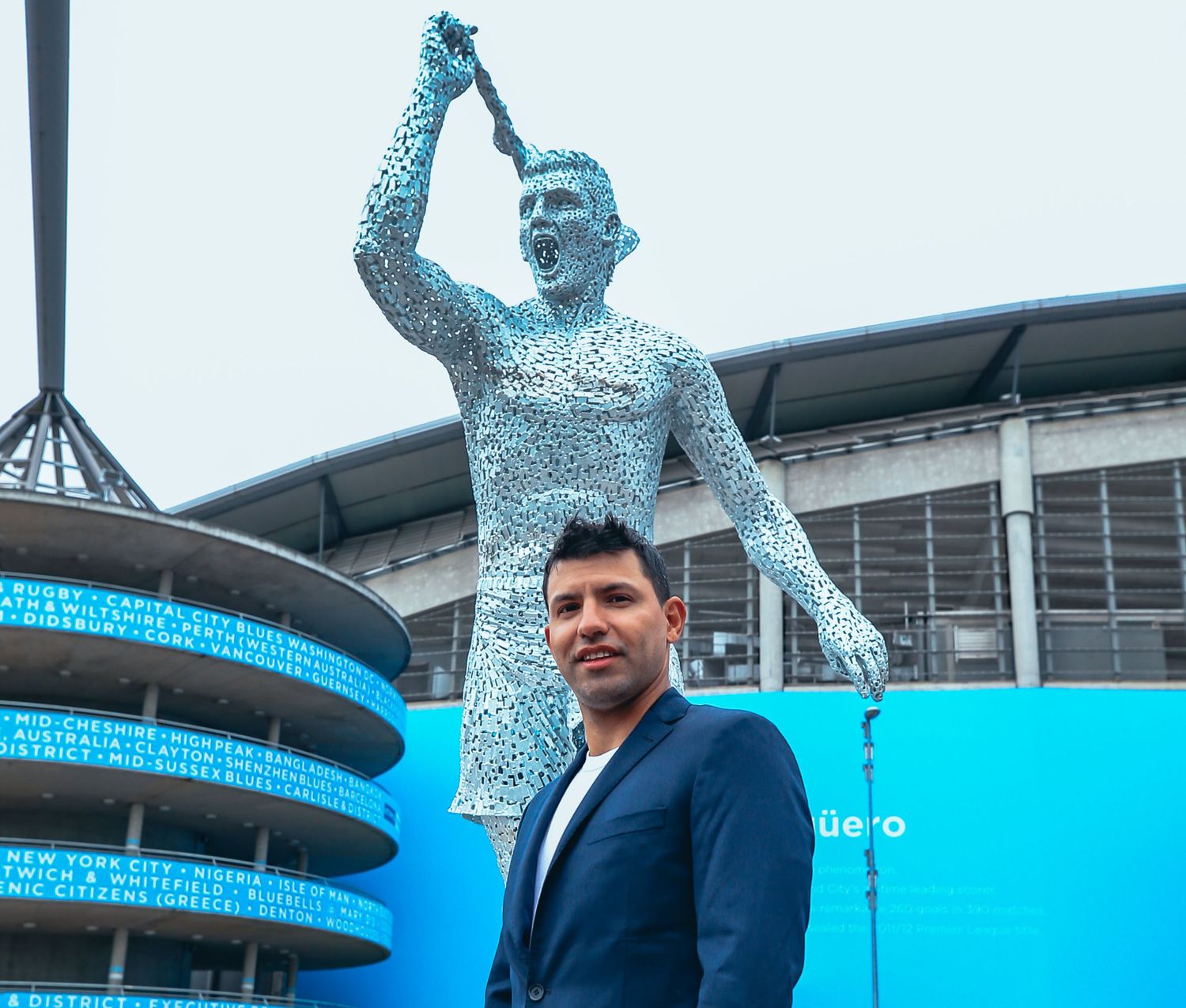 Agüero y la estatua.