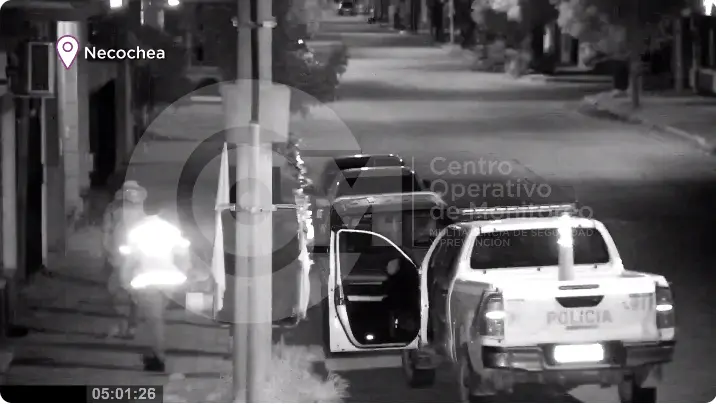 La Policía detuvo a dos sujetos que abrían autos para robar y quedaron filmados