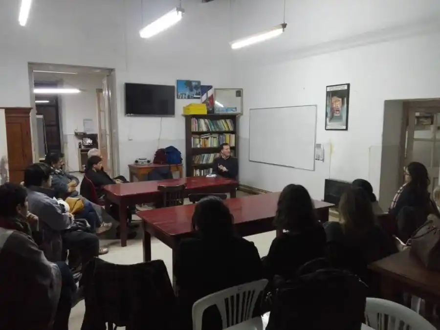 Marcelo junto a un grupo de profesores y estudiantes de francés en la Alianza Francesa 