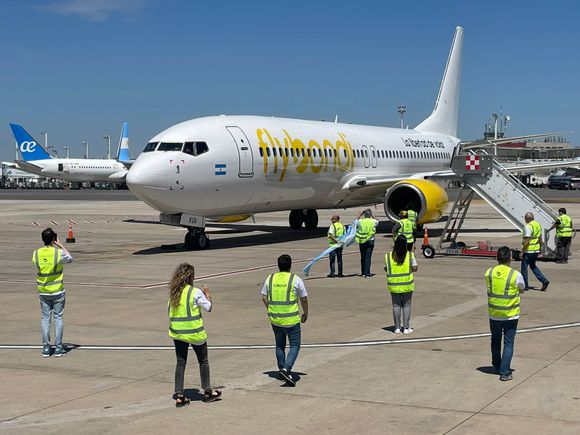El nuevo Boeing 737-800 de Flybondi inició sus vuelos regulares (LV-KGN)