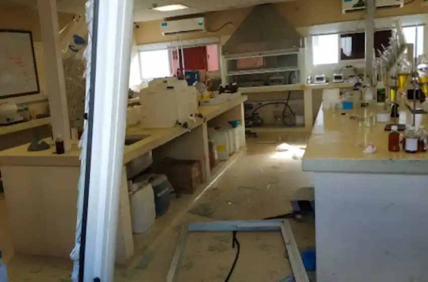 Otro accidente laboral: un joven sufrió quemaduras tras una explosión en un laboratorio