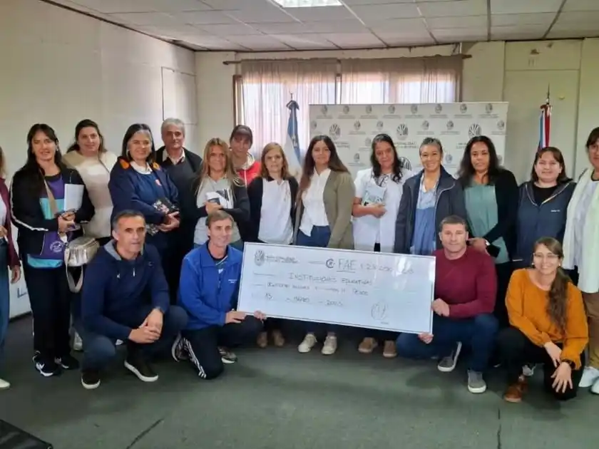 Directivos y docentes junto al intendente Natalio Lattanzi.