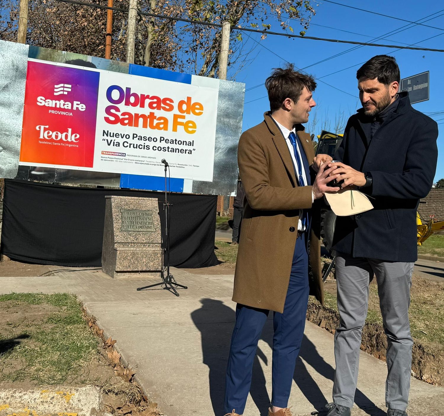 El mandatario provincial y el jefe local Joaquín Poleri en Teodelina, en el acto de entrega de fondos de Obras Menores.