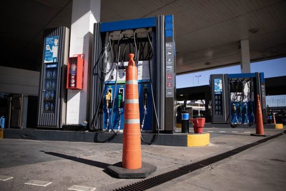 Las estaciones de servicio que cobren tasas municipales lo deberán informar con un cartel