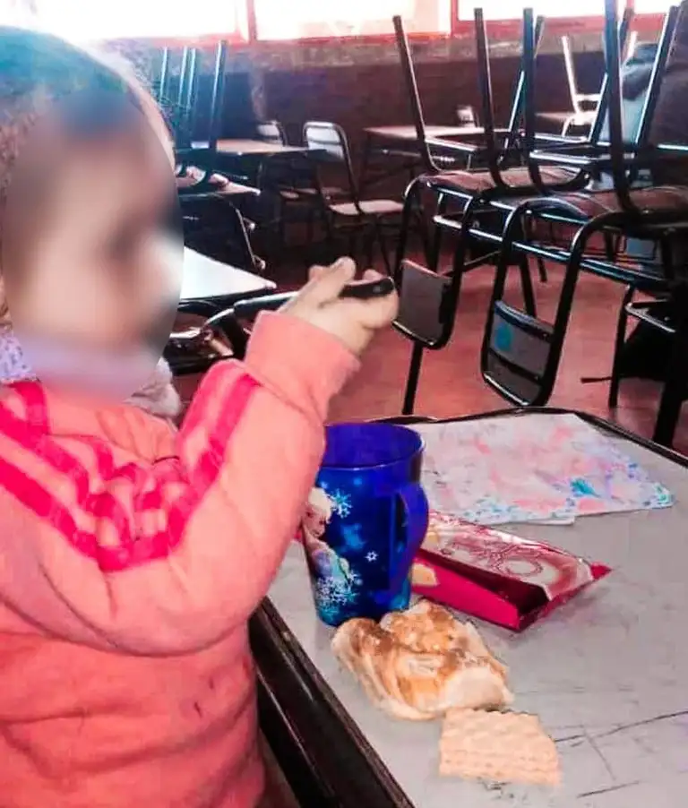 Una escuela entrerriana facilitó todo para que una alumna pueda asistir con su bebé
