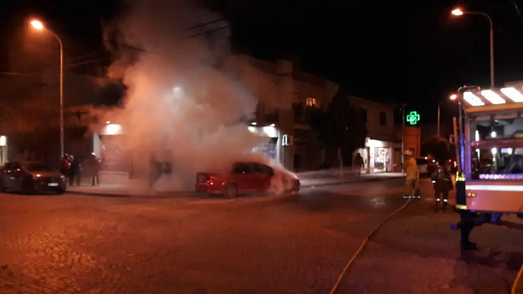Alarma por el incendio de un auto