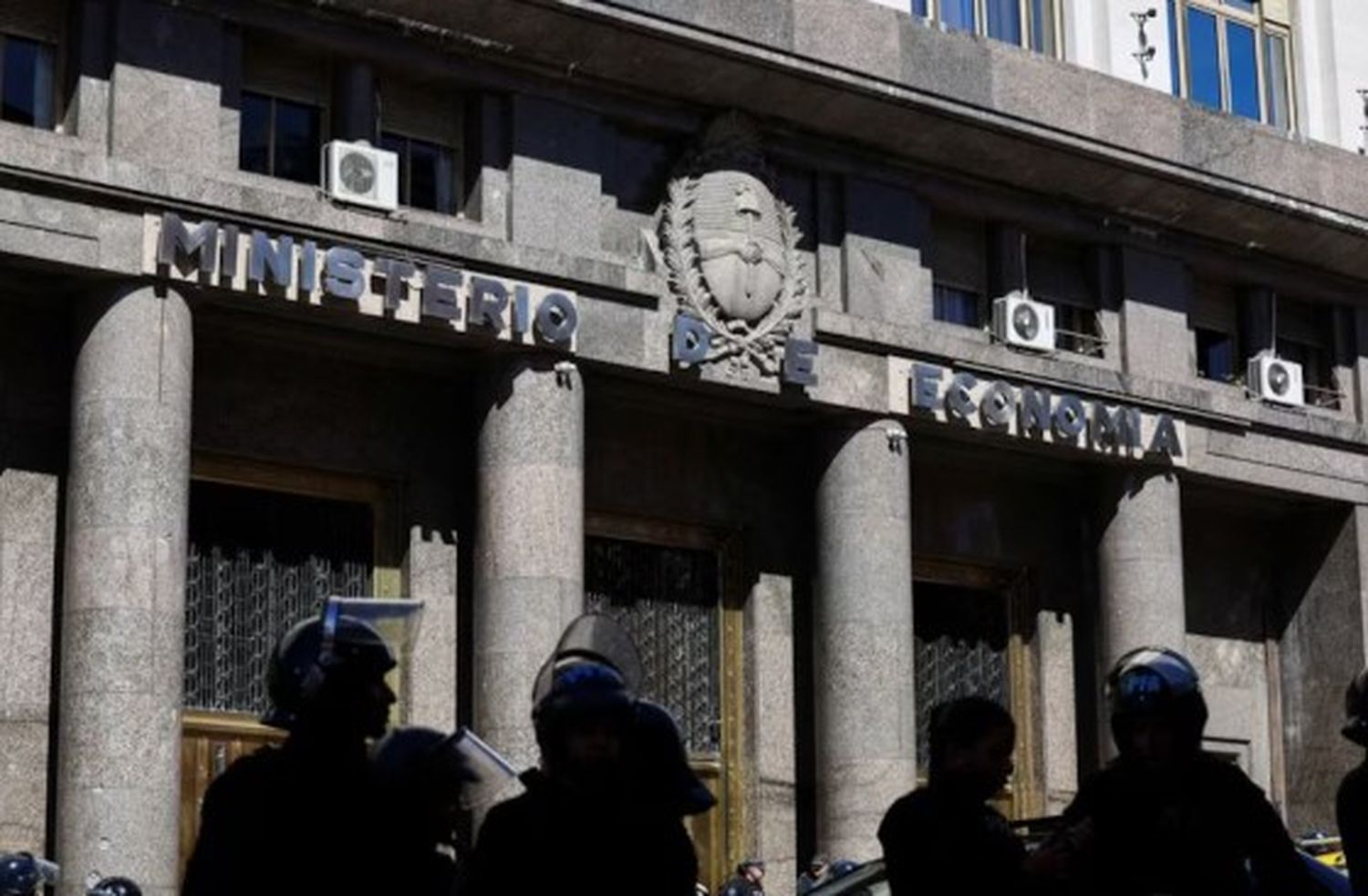 Economía busca que los comercios resistan aumentos de precios tras unificación cambiaria