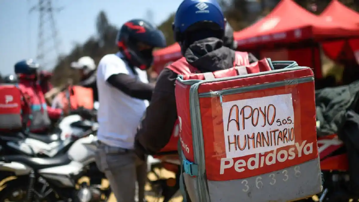 ASÍ MIGRANTES venezolanos socorren a víctimas de los incendios en Chile