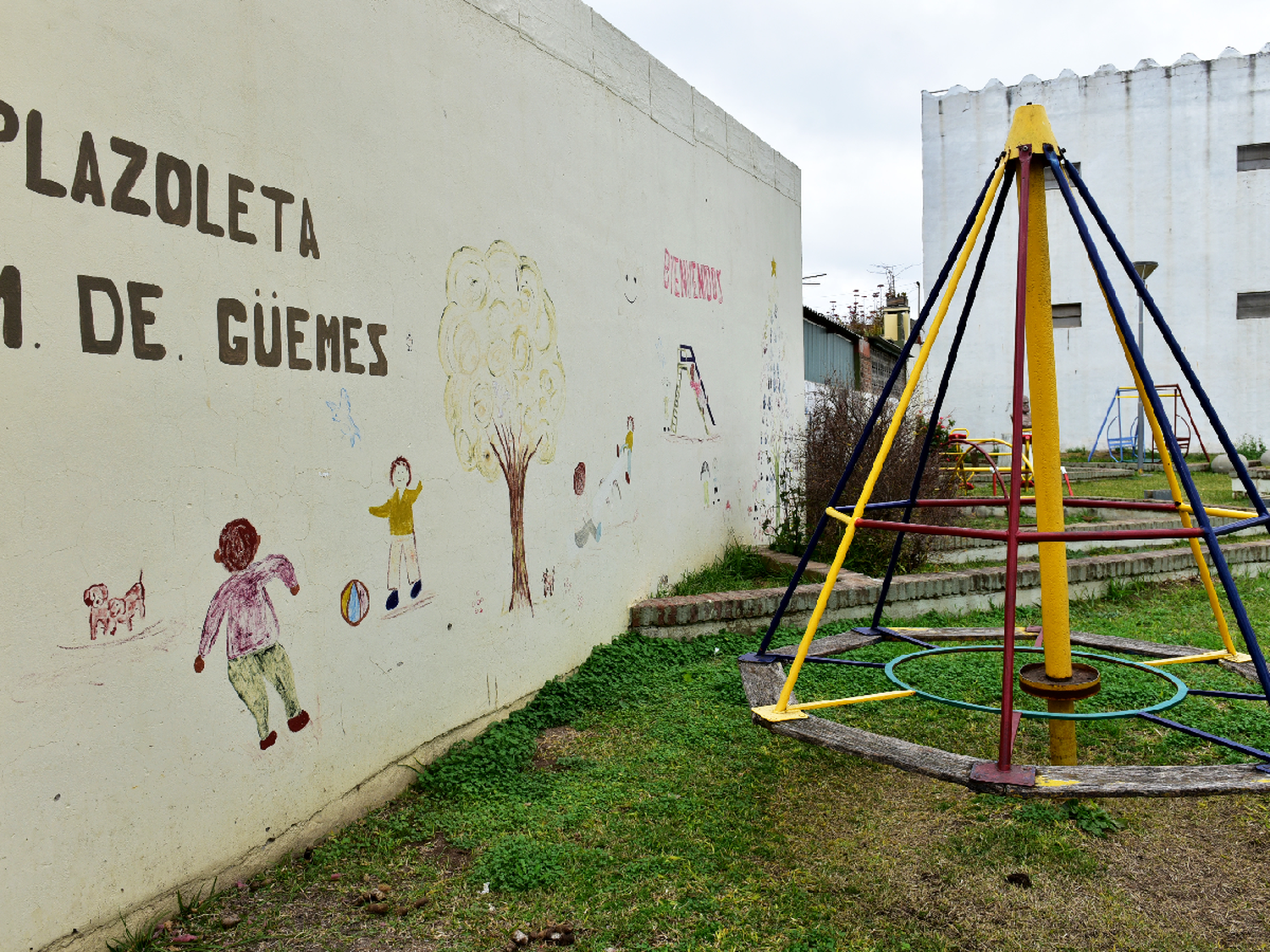  La plazoleta de la ciudad que es custodiada por un histórico caudillo