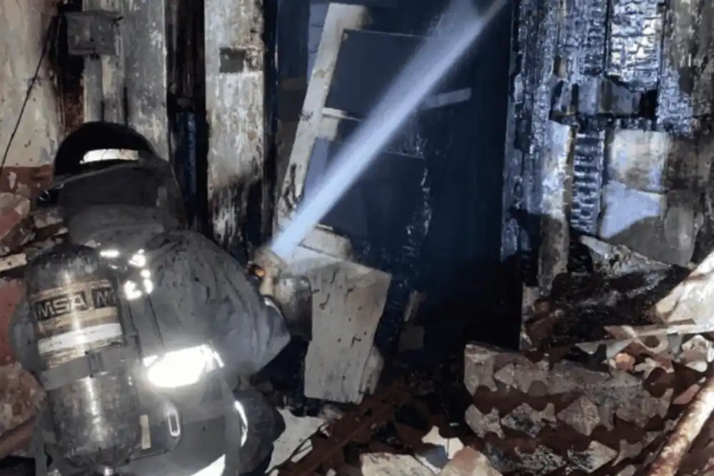 Impactante incendio en una vivienda precaria de zona sur