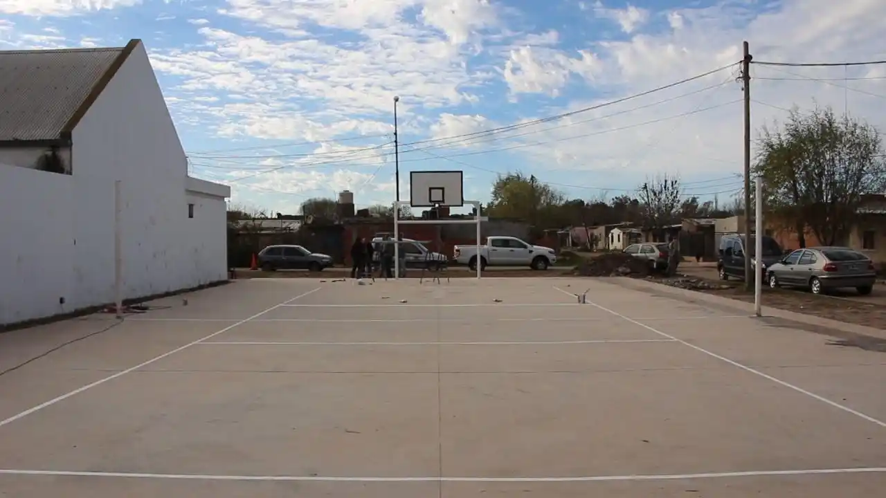 Avanzan las obras de tres playones deportivos en Villa Gobernador Gálvez
