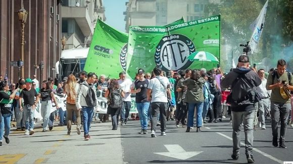 Trabajadores estatales se manifiestan ante un "desguace" al sector