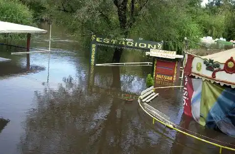 Más de 90 evacuados y barrios inundados por la crecida del río Luján