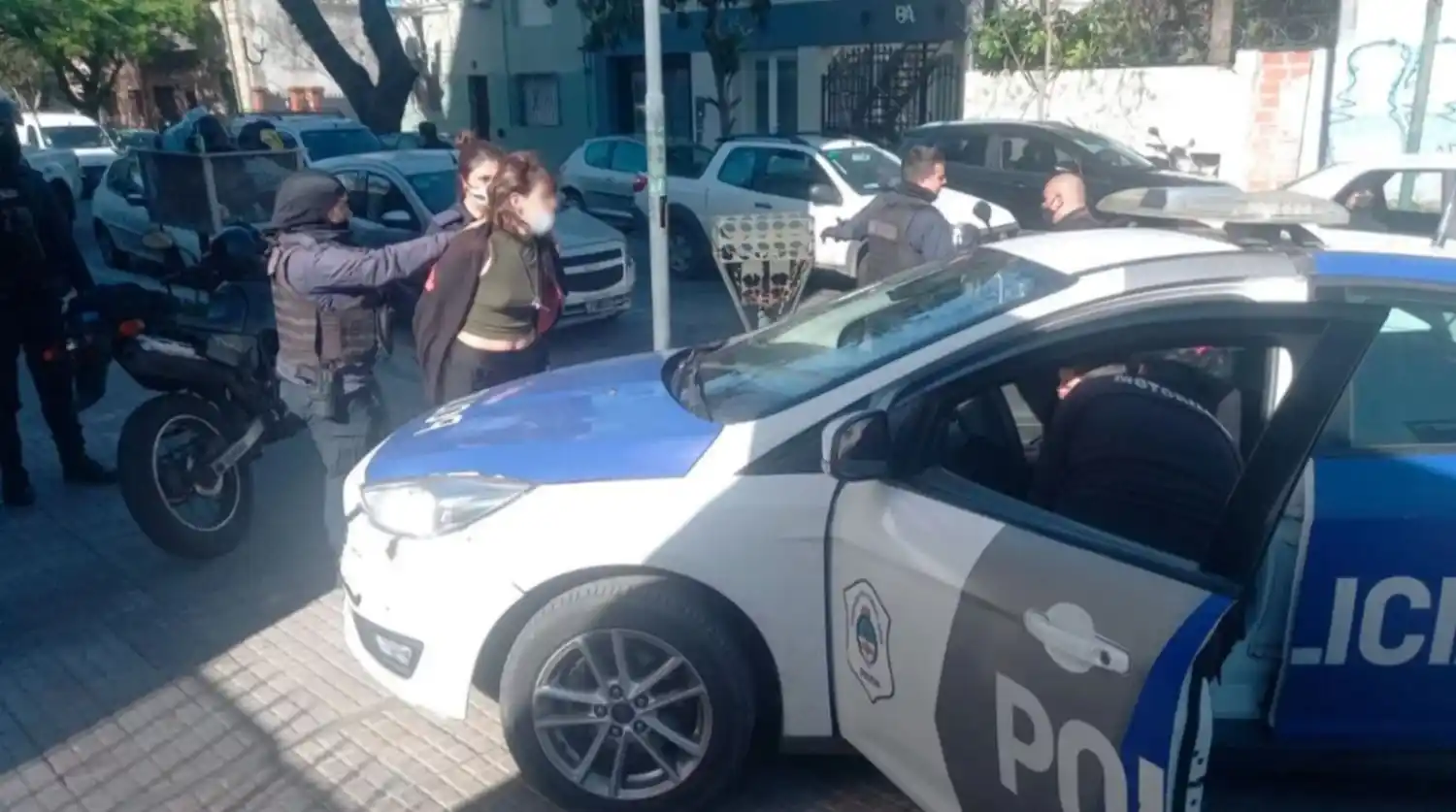 Dejó a su bebé encerrado en el auto mientras se "hacía las uñas"