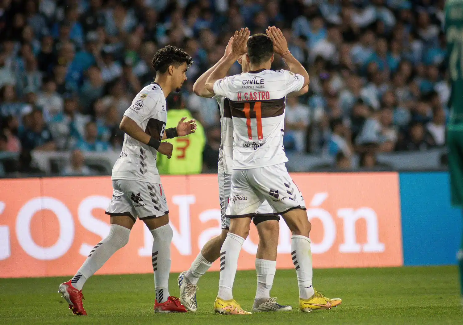 Platense festejó en Avellaneda.