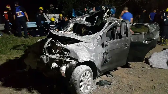 Un hombre murió y dos jóvenes muy graves por el choque frontal 