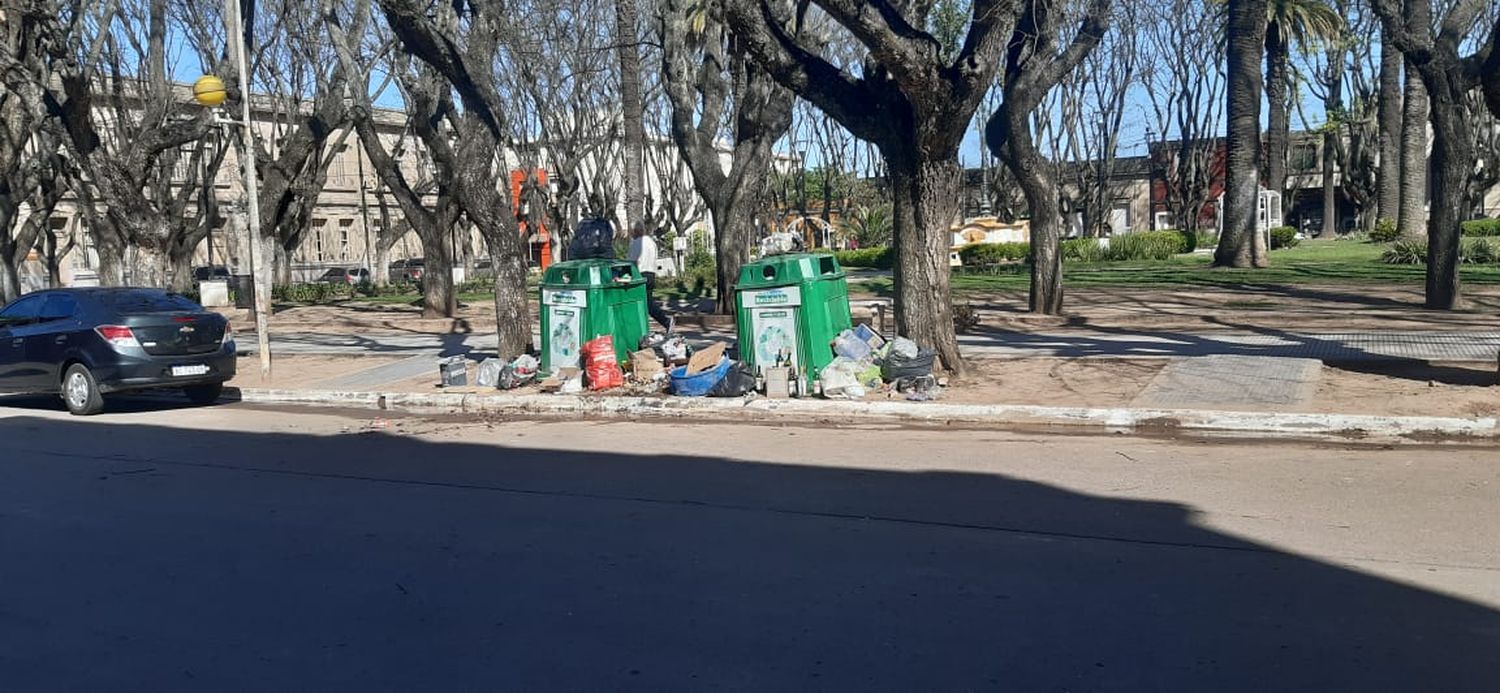 Plaza Constitución: "¿Qué se hace con la mugre?"