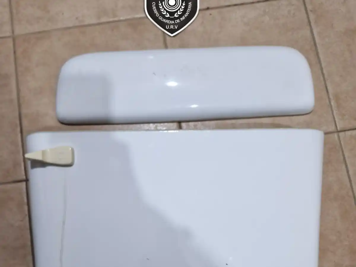 ¿Para equipar el baño? Atraparon a dos jóvenes con partes de un inodoro presuntamente robado