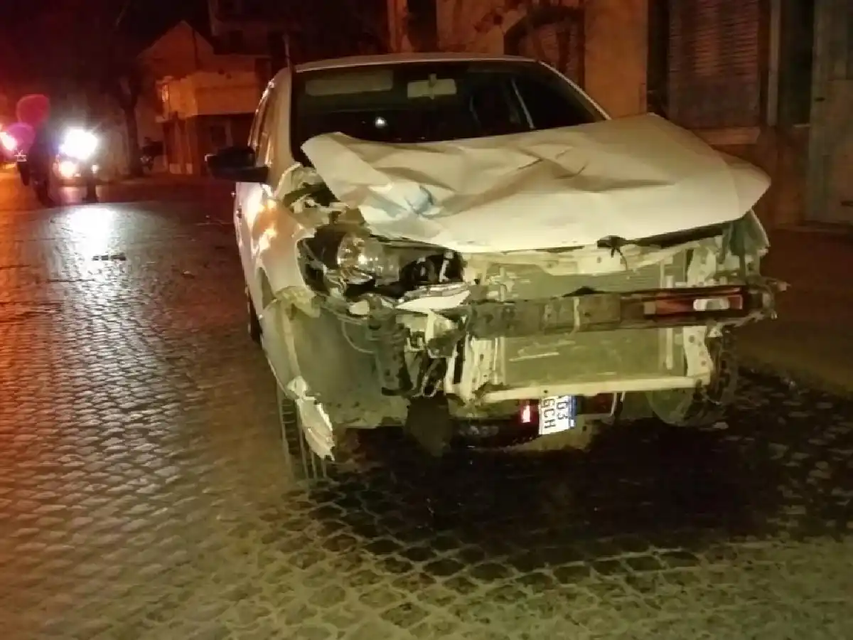 URGENTE: murió un motociclista al chocar con un auto esta madrugada en barrio Catedral