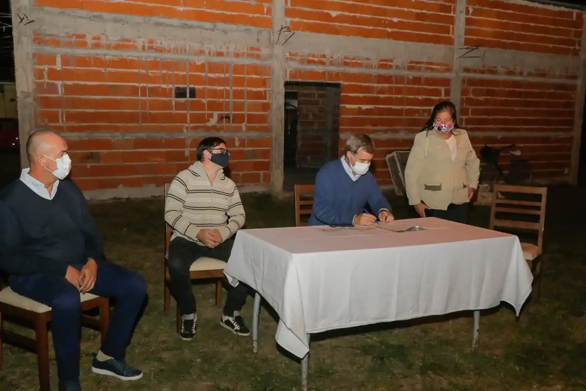 Piaggio firmó el convenio para la continuación del SUM en el barrio 200 Viviendas