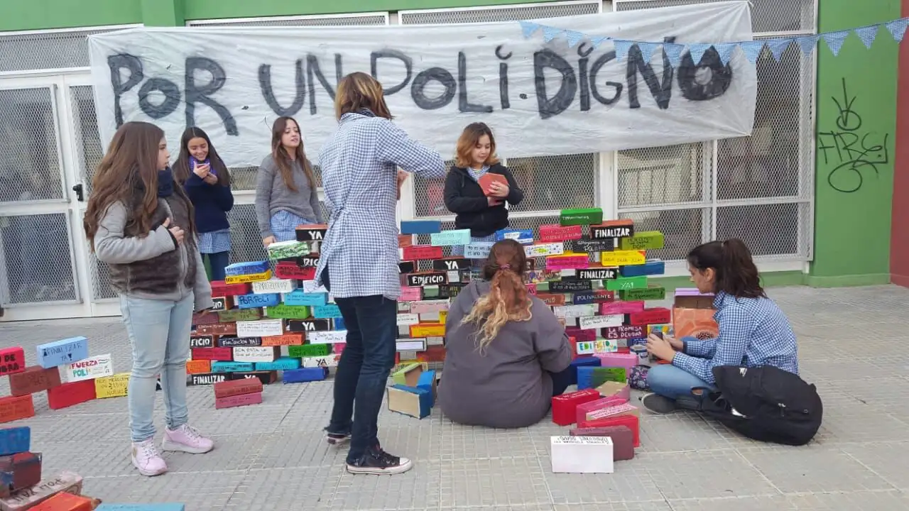 Con una jornada de arte, Polivalente renovó su reclamo por el edificio