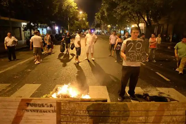 Quejas de bonaerenses por la falta de luz