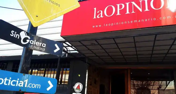 En moto, arrojaron huevazos en el frente de La Opinión