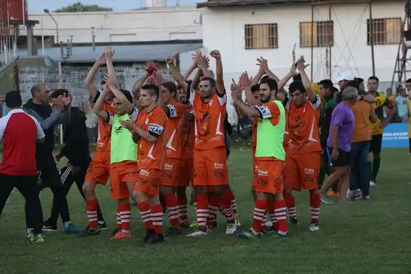 Deportivo Urdinarrain y Central Larroque definirán la Copa Ciudad