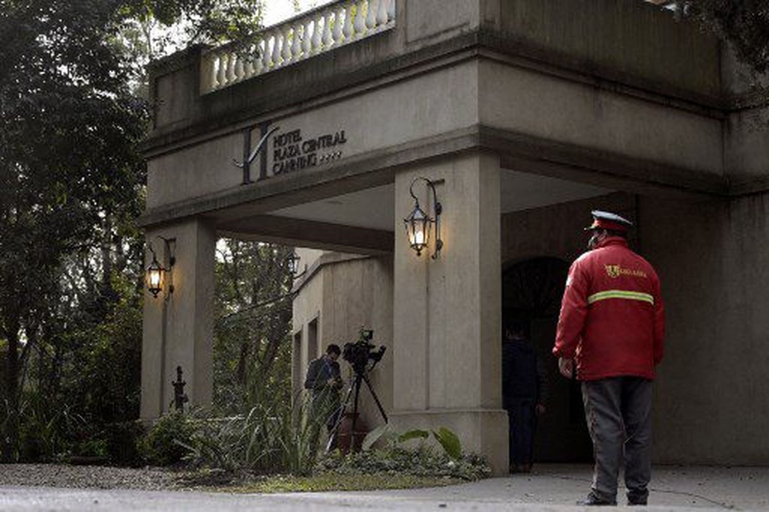 ¡ALLANARON EL HOTEL!  14 venezolanos y 5 iraníes con prohibición de salida de Argentina por el caso del avión retenido