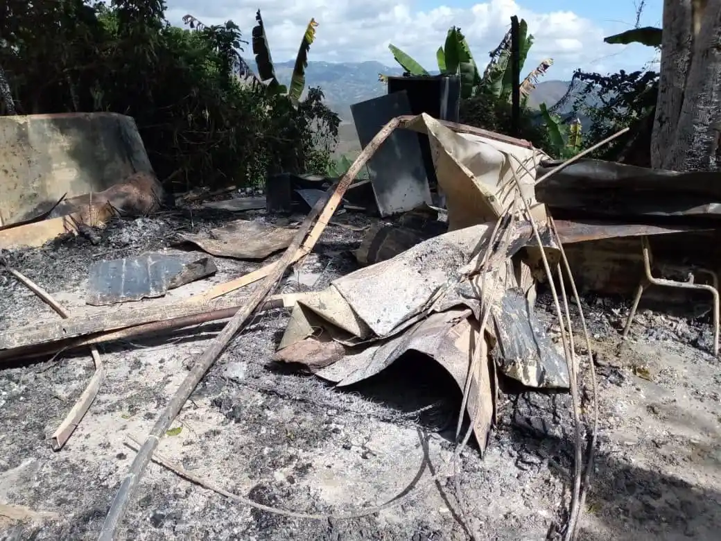 ¡PRIVADO DE LIBERTAD ENVENENÓ HASTA LOS PERROS! Hombre provoca incendio atentando contra su pareja en Los Teques