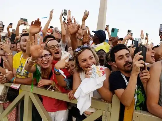 El Papa pide a los jóvenes ser “signos de esperanza” e invocar la paz en el mundo