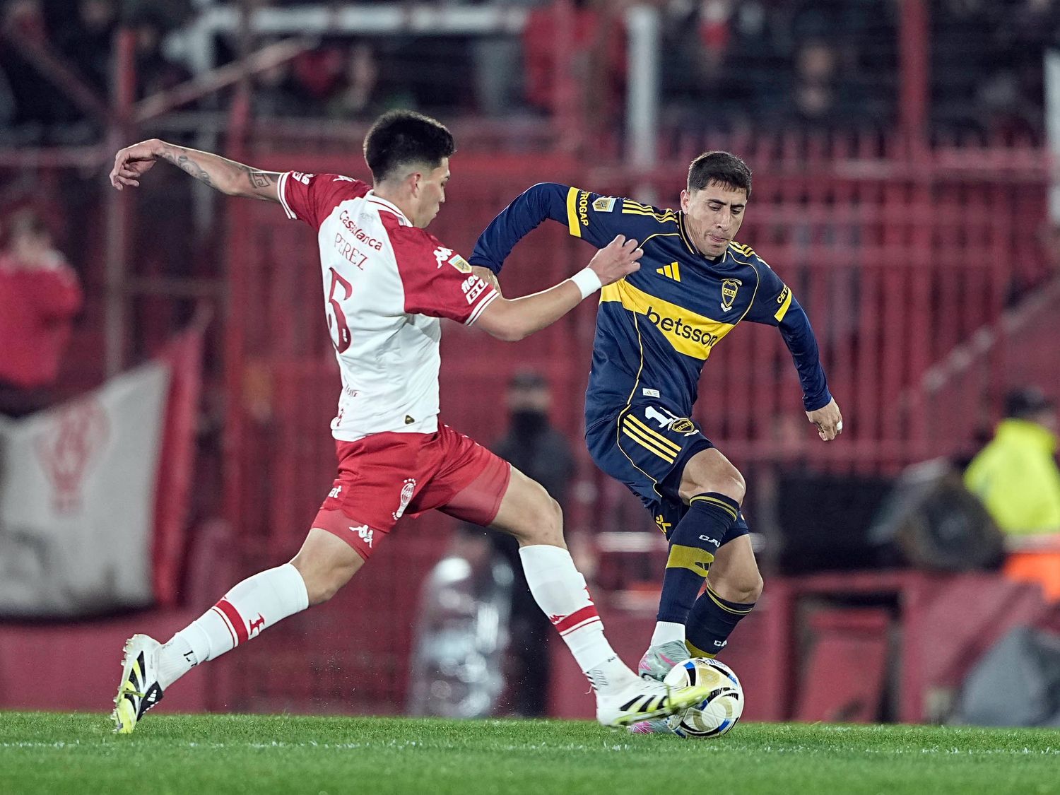 Boca volvió a decepcionar y fue derrotado por Huracán