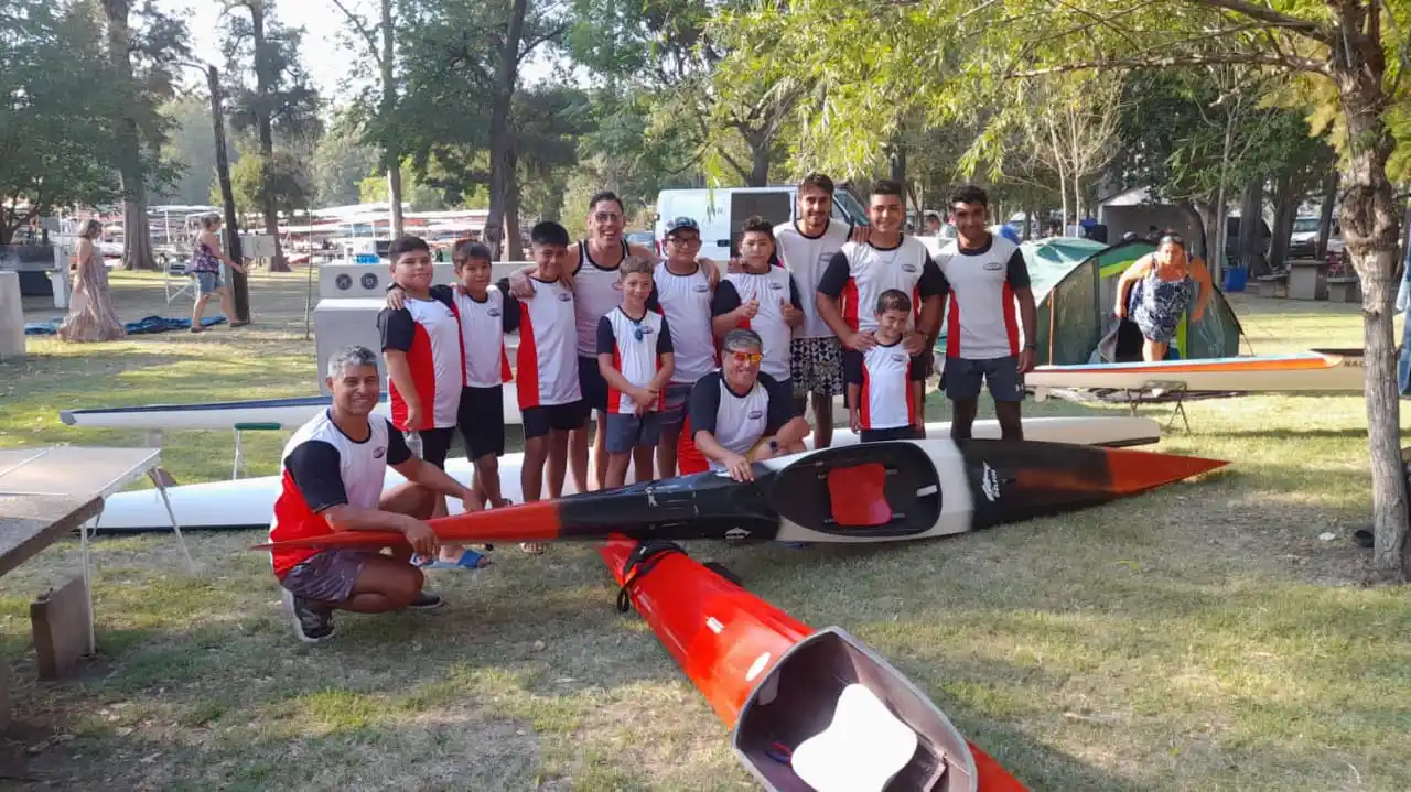 Tomás saluda a sus compañeros de canotaje