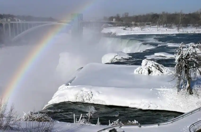 El "ciclón bomba" avanza en Estados Unidos y ya hay 17 muertos