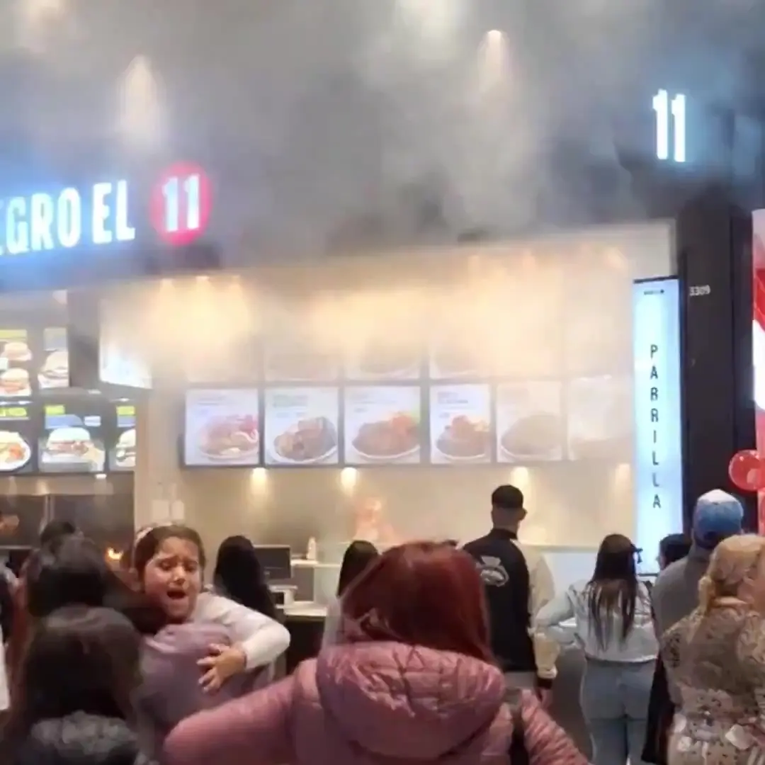 Incendio en Unicenter: fuego en el patio de comidas durante el Día del Niño