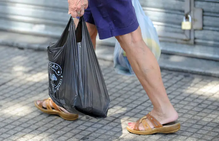 A pesar de la norma, se entregan bolsas