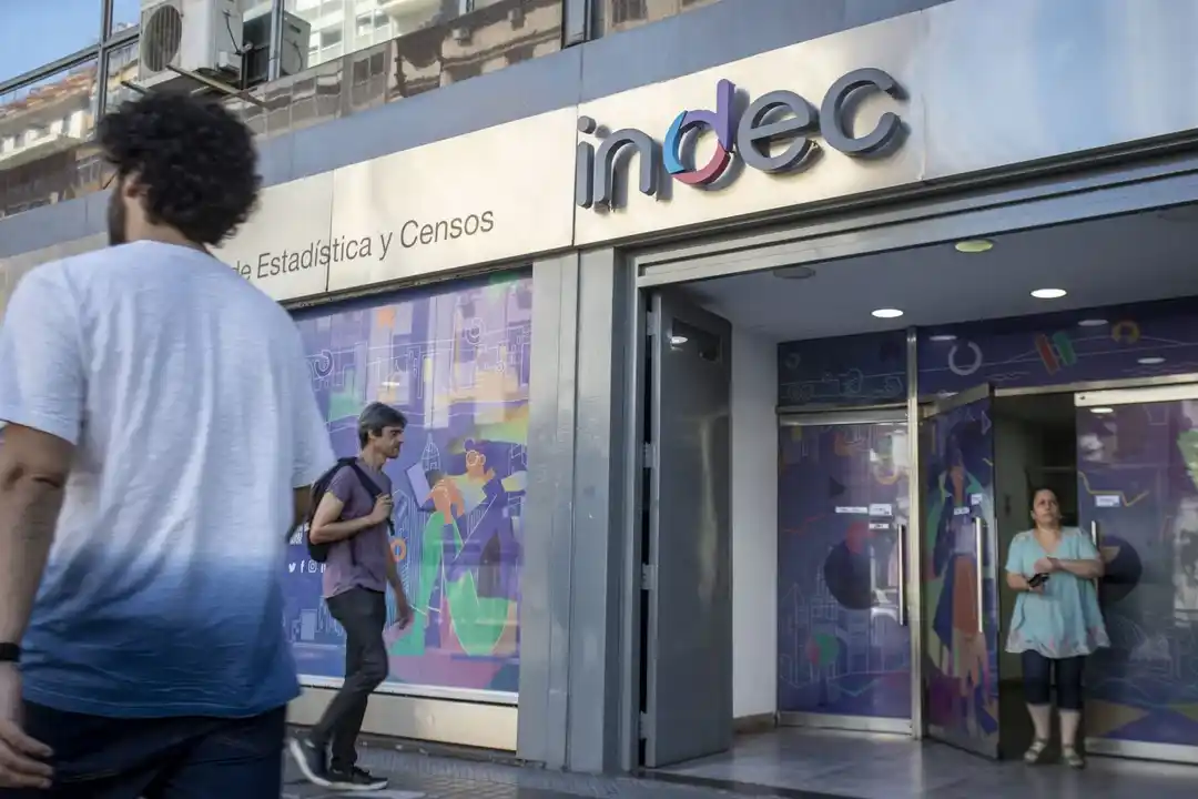 El INDEC difunde este miércoles el índice de salarios y las cifras sobre el turismo internacional