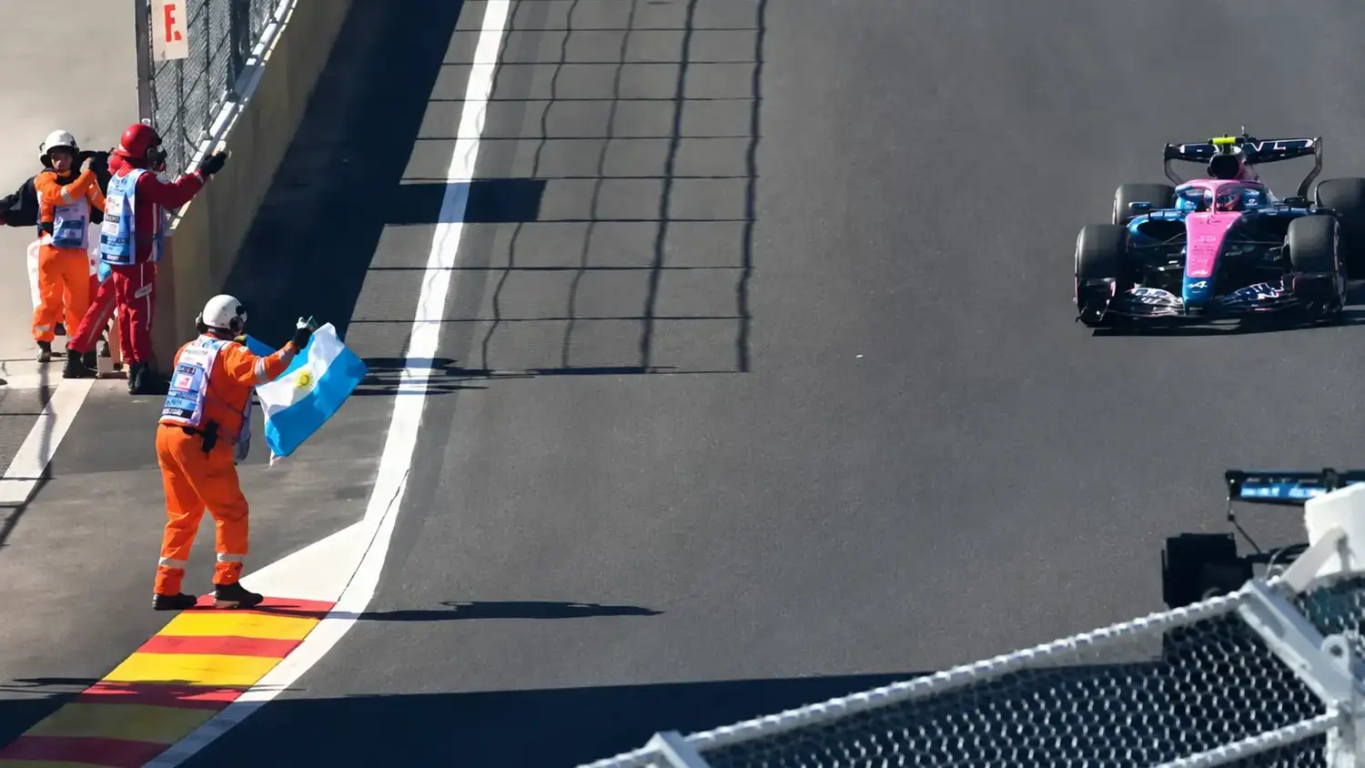 El momento que dio la vuelta mundo tras la gran carrera del piloto argentino.
