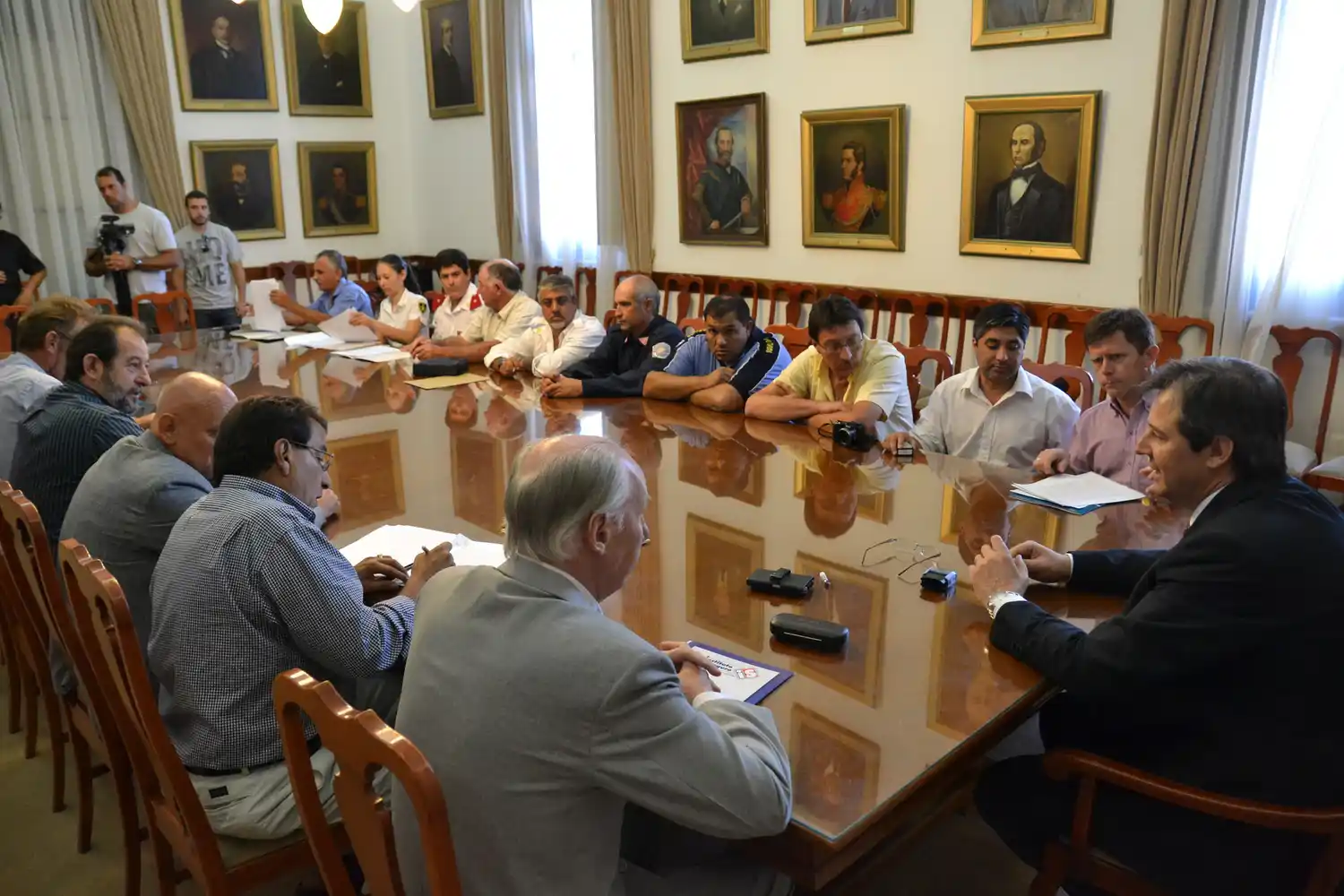 Bomberos y el gobierno firmaron un acta acuerdo