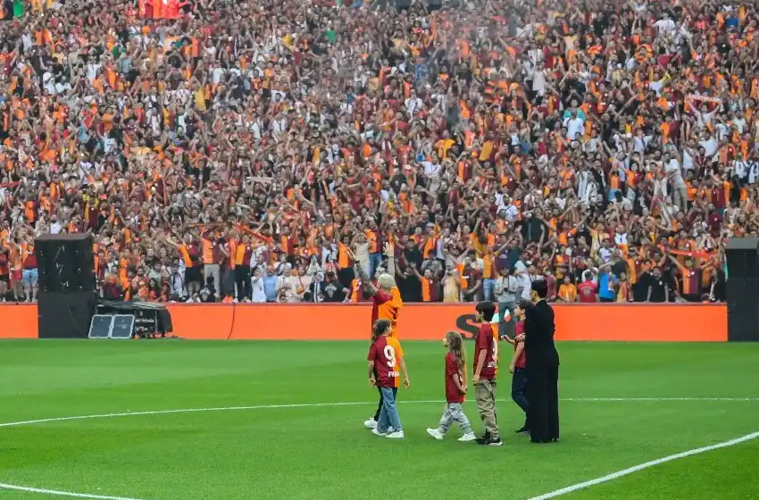 Icardi fue presentado en Galatasaray y aprovechó para responderle a L-Gante