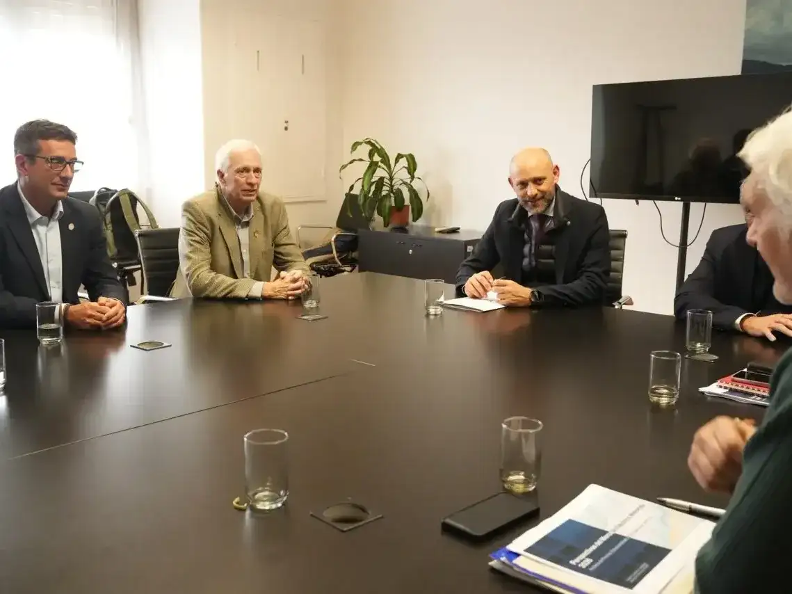 El ministro Gustavo Puccini llevó a Nación una propuesta consensuada con la Región Centro para reducir el impacto de los cargos estacionales sobre la industria. La iniciativa plantea diferir pagos durante los períodos de mayor demanda eléctrica sin recurrir a subsidios estatales.