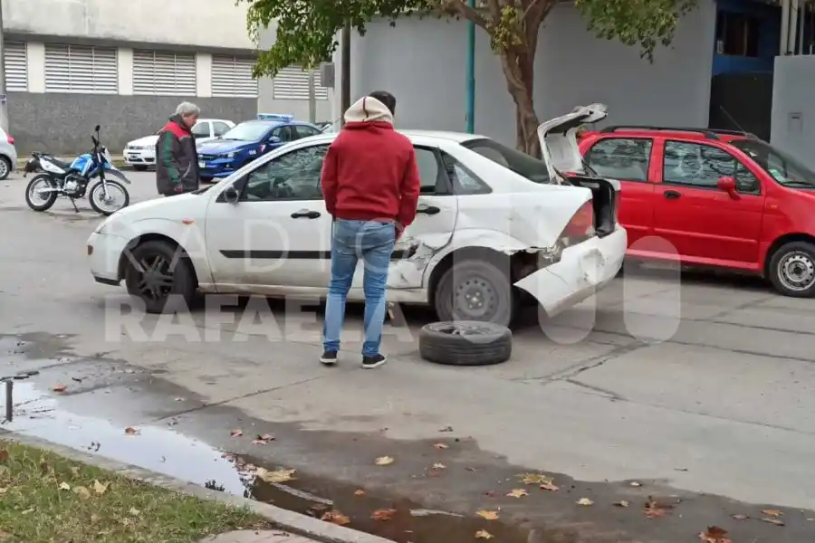 Impactante accidente a pocas cuadras del centro: un auto quedó dado vuelta y una mujer fue hospitalizada