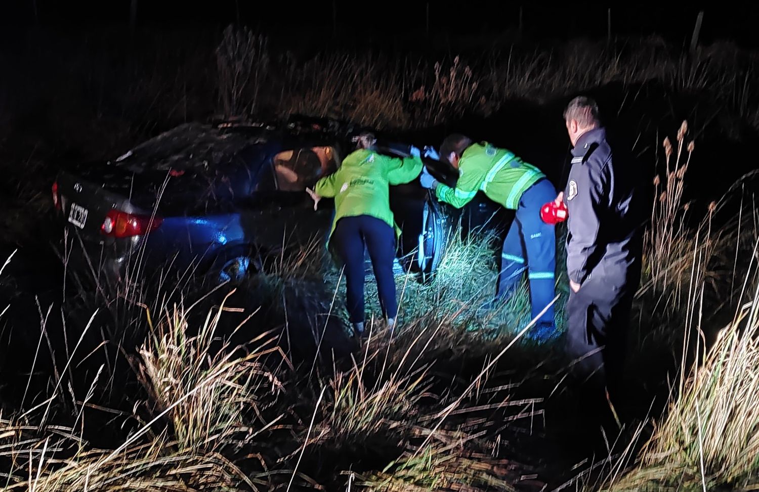 Perdió el control de su auto y volcó en la Ruta 74: una mujer frenó para ayudarlo y avisó a la Policía