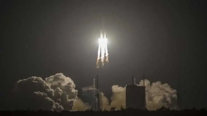 SE DESINTEGRÓ AL ENTRAR A LA ATMÓSFERA: segmento del cohete chino cae en el océano Índico