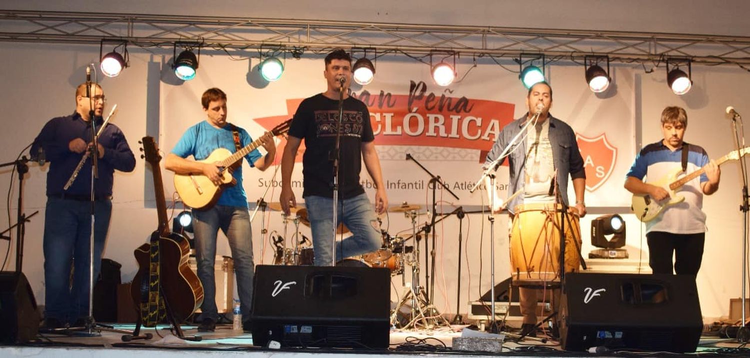 La Clavija presenta nuevas canciones mientras prepara su peña