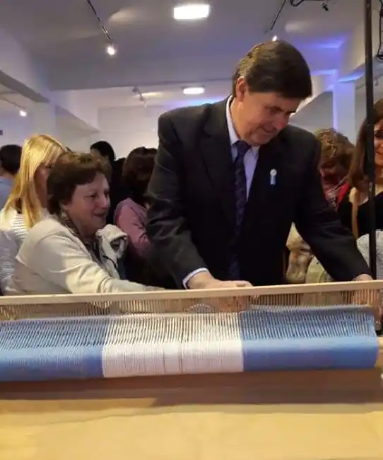 Confeccionan la bandera más larga de todo el distrito