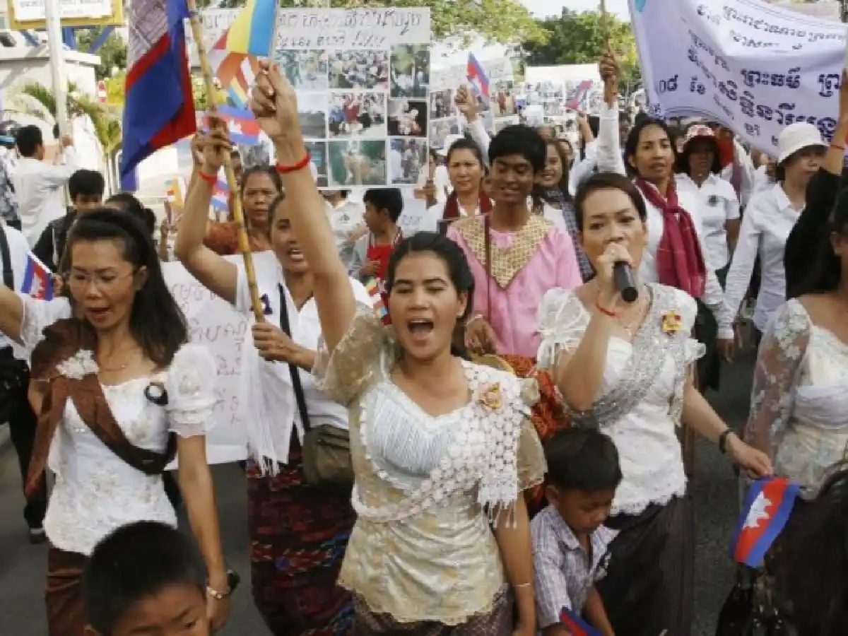 Camboya impulsa una ley que criminaliza a las mujeres por su ropa