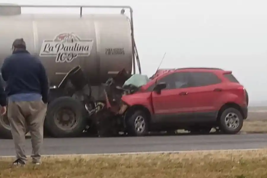 Fuerte choque de un auto contra un camión cerca de Suardi