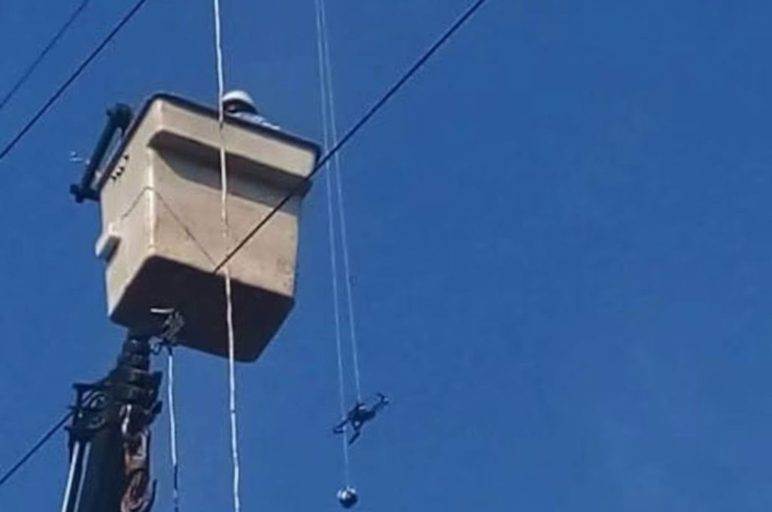 Dron atascado entre cables de alta tensión