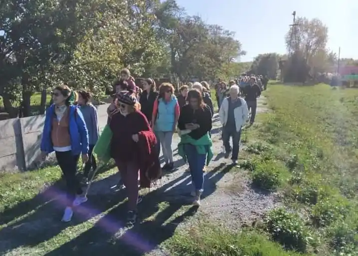 La caminata que unió La Movediza y Cerro Leones y a partir de la cual surgió la iniciativa de impulsar la creación del "Camino de la Amistad y el Picapedrero".